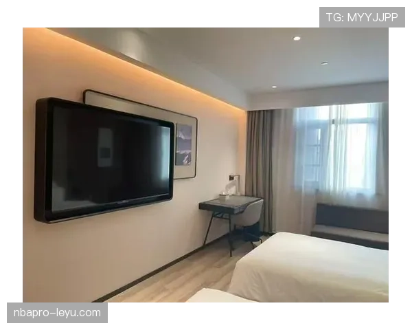 郑思维训练完直接瘫在场边啃香蕉，这自律和松弛感也太真实了